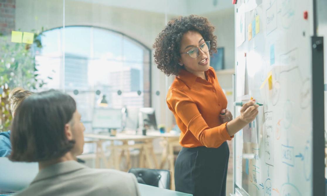 Espacio de trabajo profesional con herramientas de análisis SEO